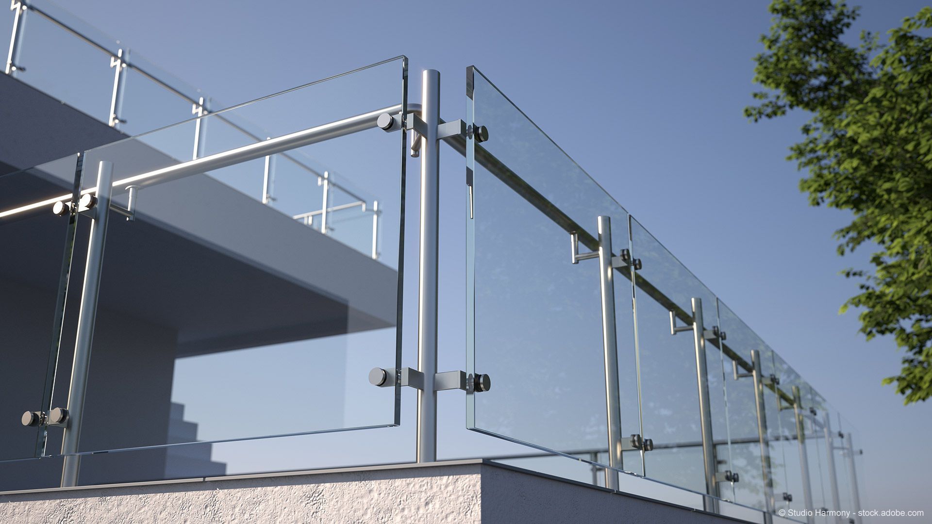 Glasgeländer auf dem Balkon eines modernen Gebäudes, mit Edelstahlstützen.
