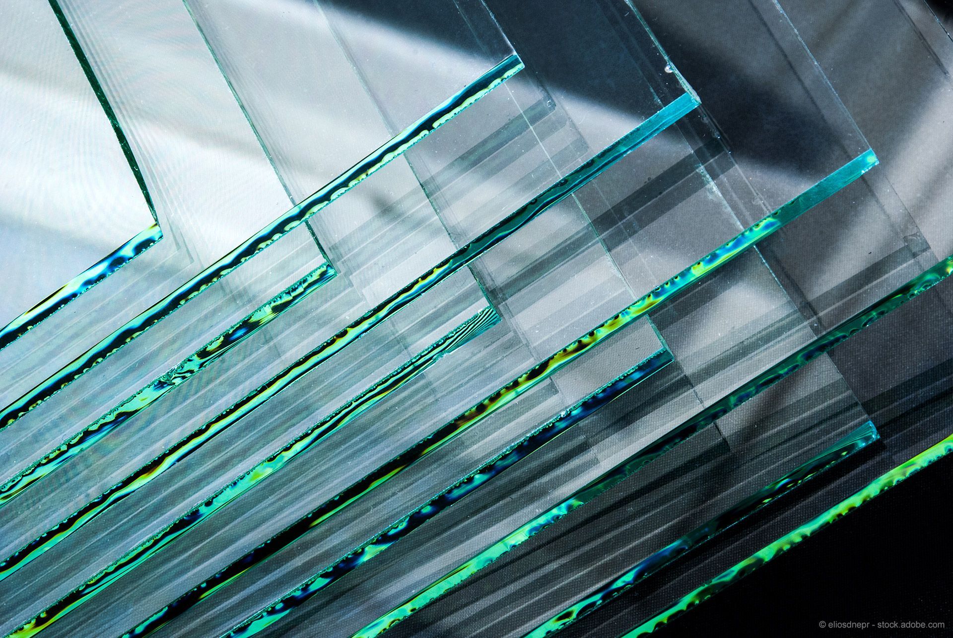 Überlappende Scheiben aus transparentem Glas mit sichtbaren Kanten.