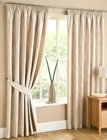 Fenêtre avec rideaux