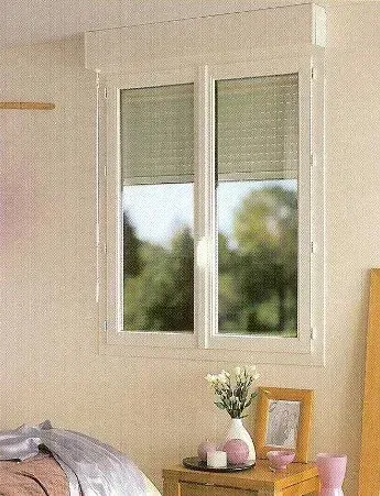 Fenêtre dans chambre avec volets roulants