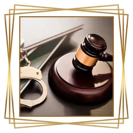 Mazo sobre taco de sondeo, esposas y libros sobre una superficie oscura, que simbolizan la ley y la justicia.