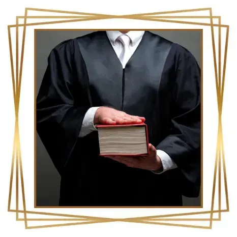 Persona vestida con toga judicial negra sosteniendo un libro rojo, posiblemente prestando juramento.