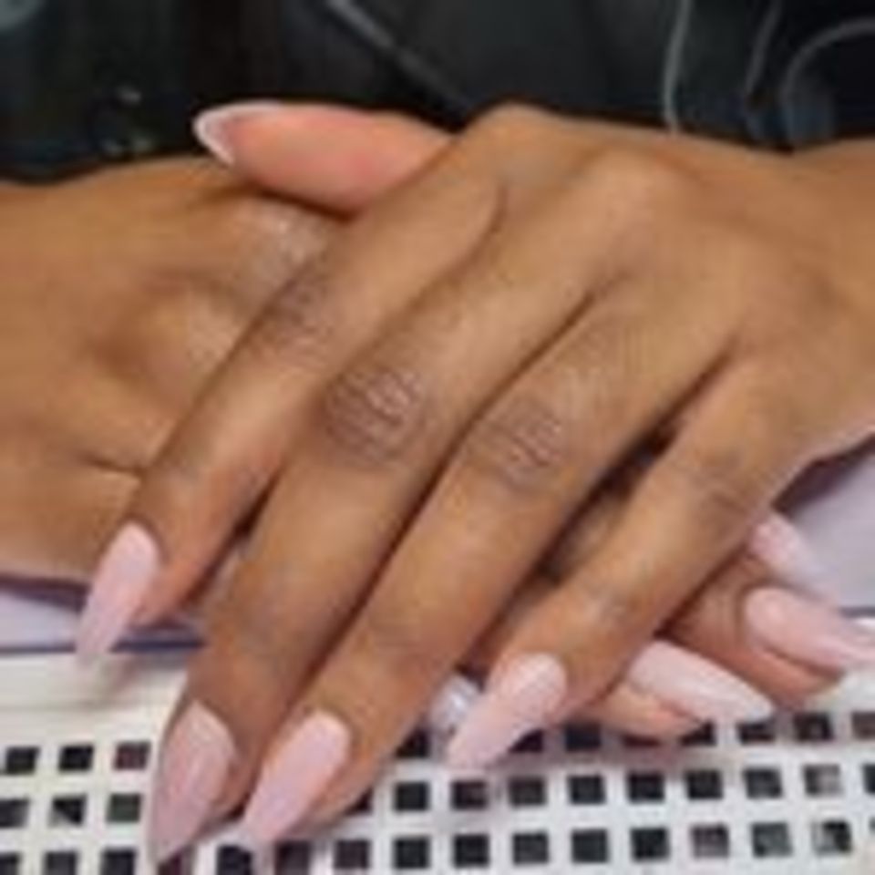manucure avec vernis semi-permanent nude