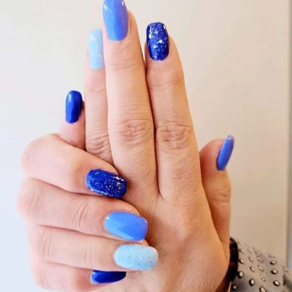 manucure avec vernis semi-permanent multicolore