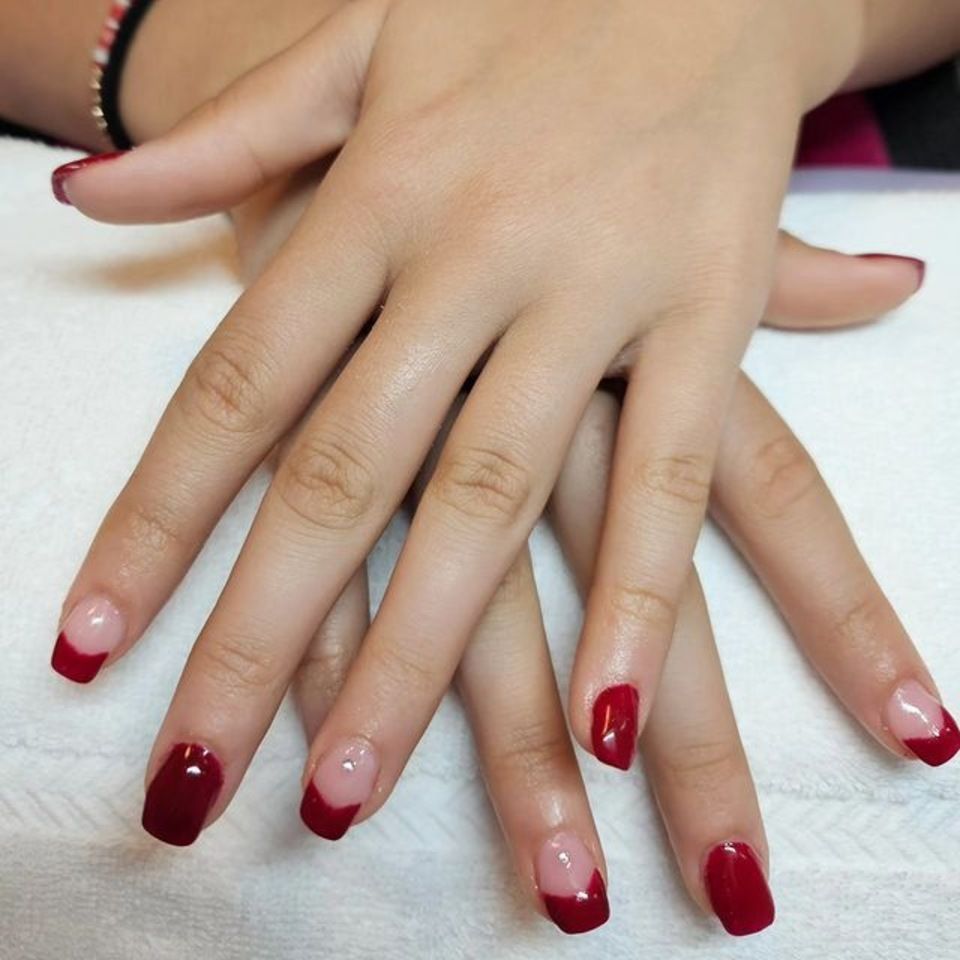manucure avec vernis semi-permanent rouge