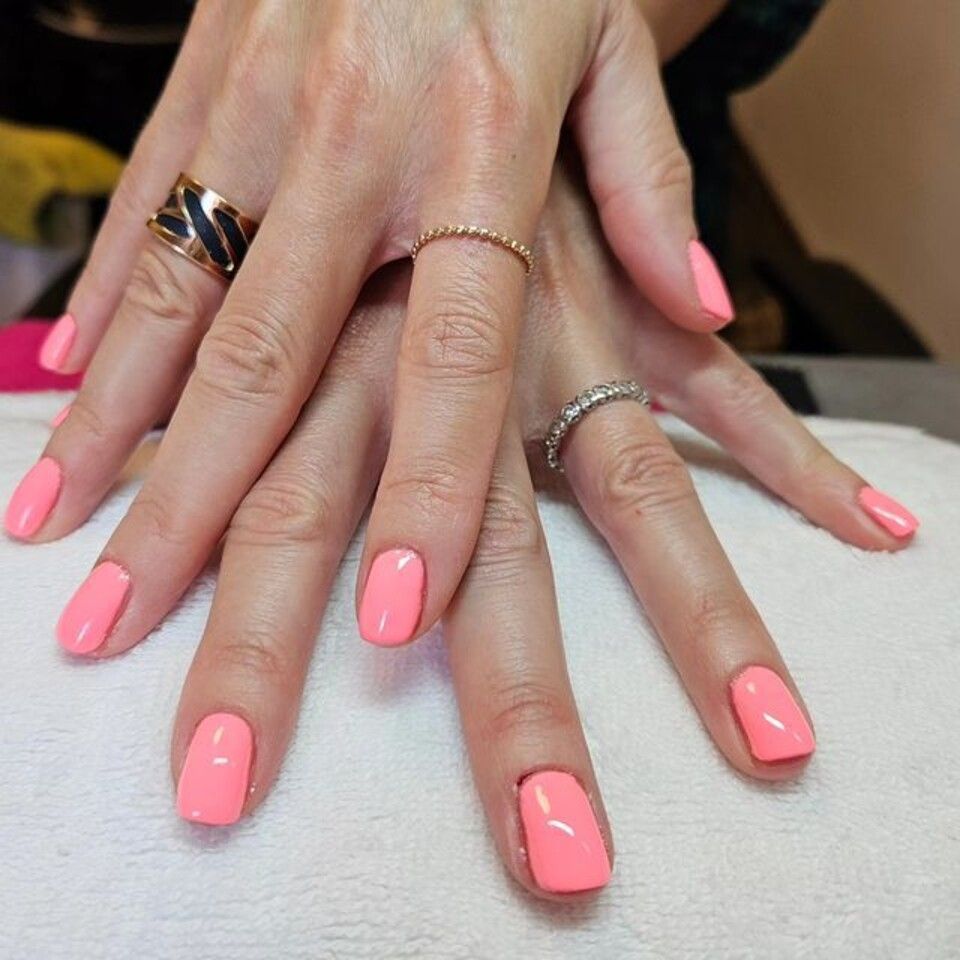manucure avec vernis semi-permanent rose