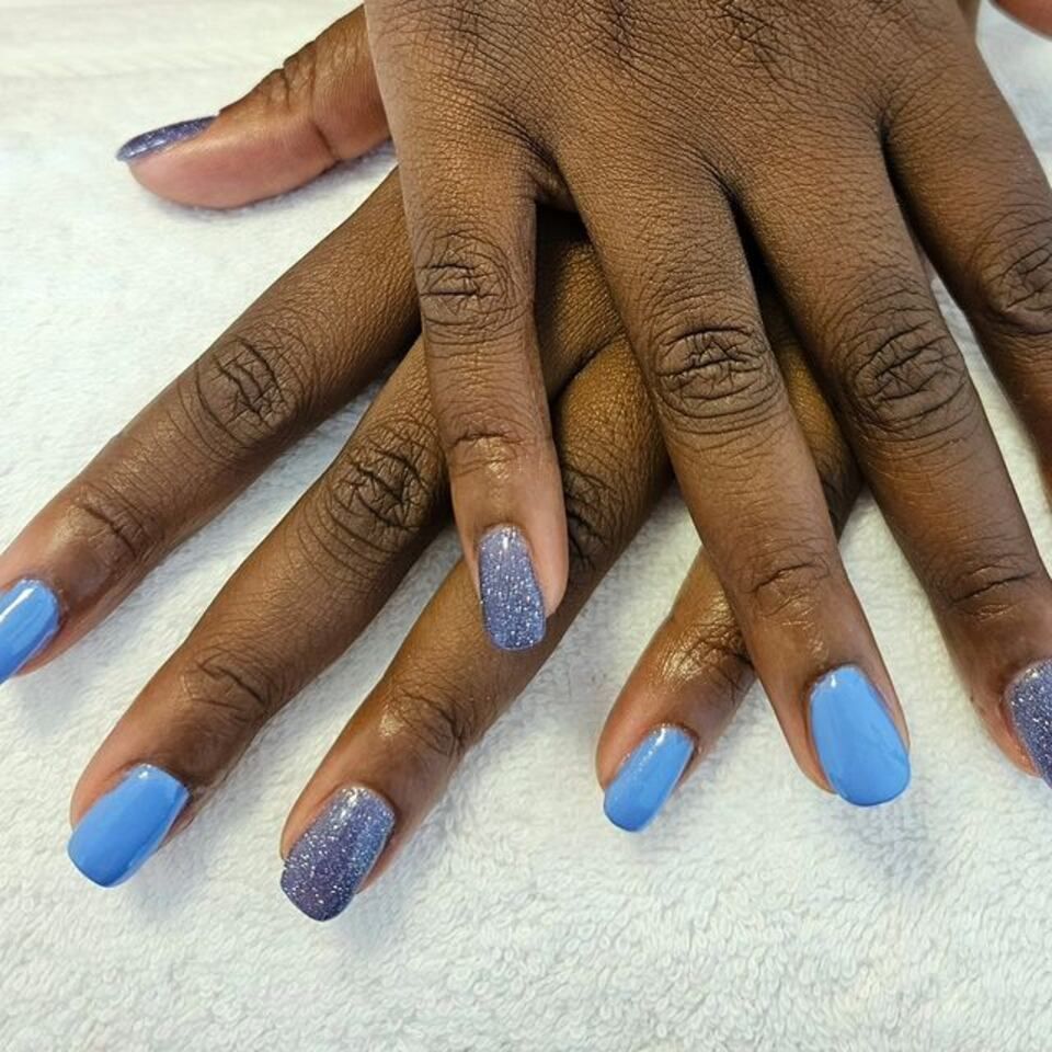 manucure avec vernis semi-permanent bleu