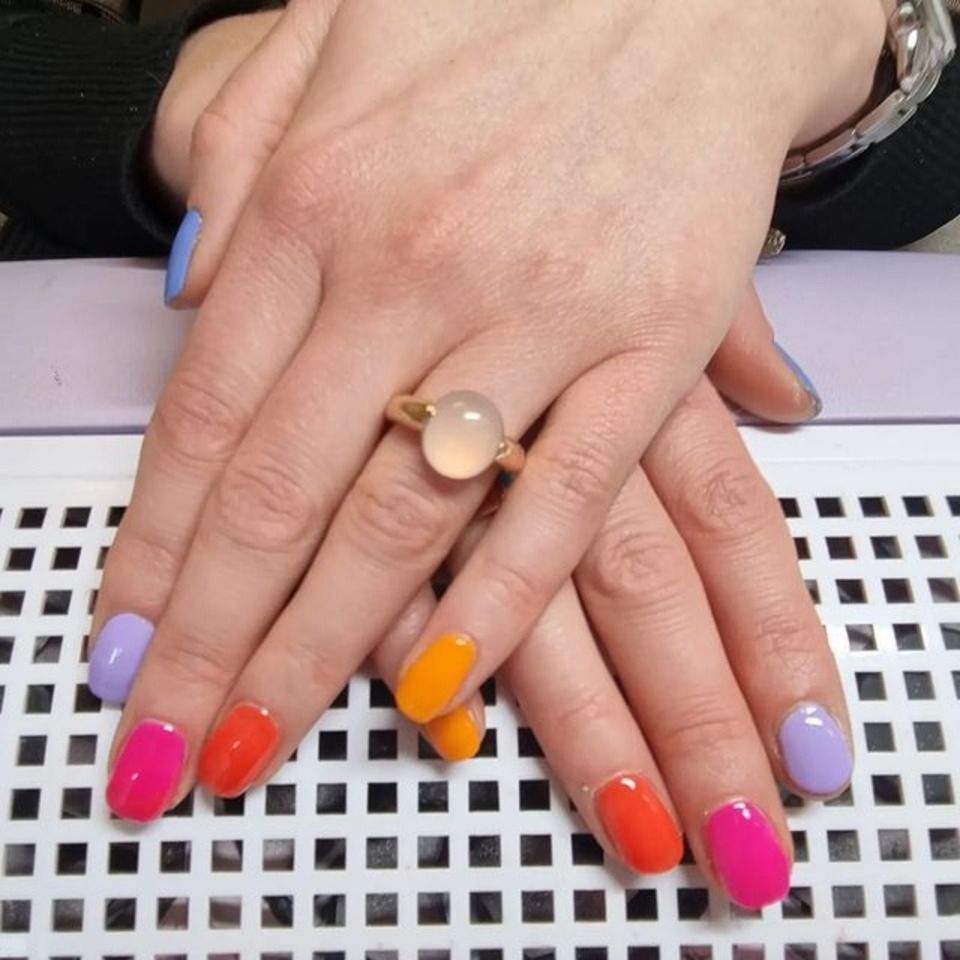 manucure avec vernis multicolore