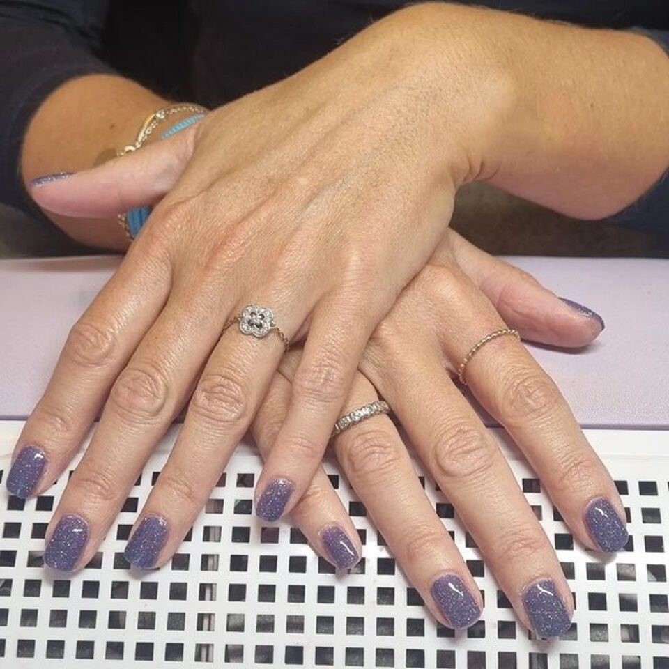 manucure avec vernis semi-permanent violet