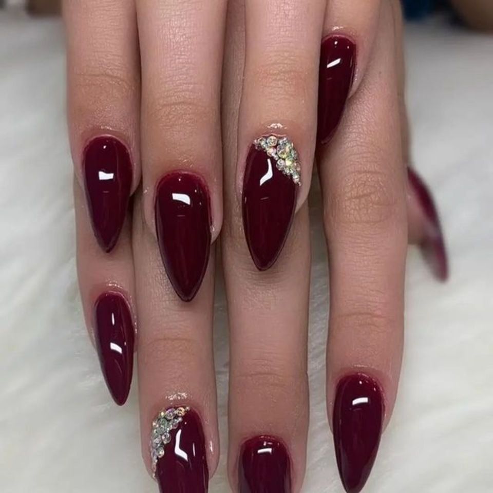 manucure avec vernis semi-permanent rouge et paillettes