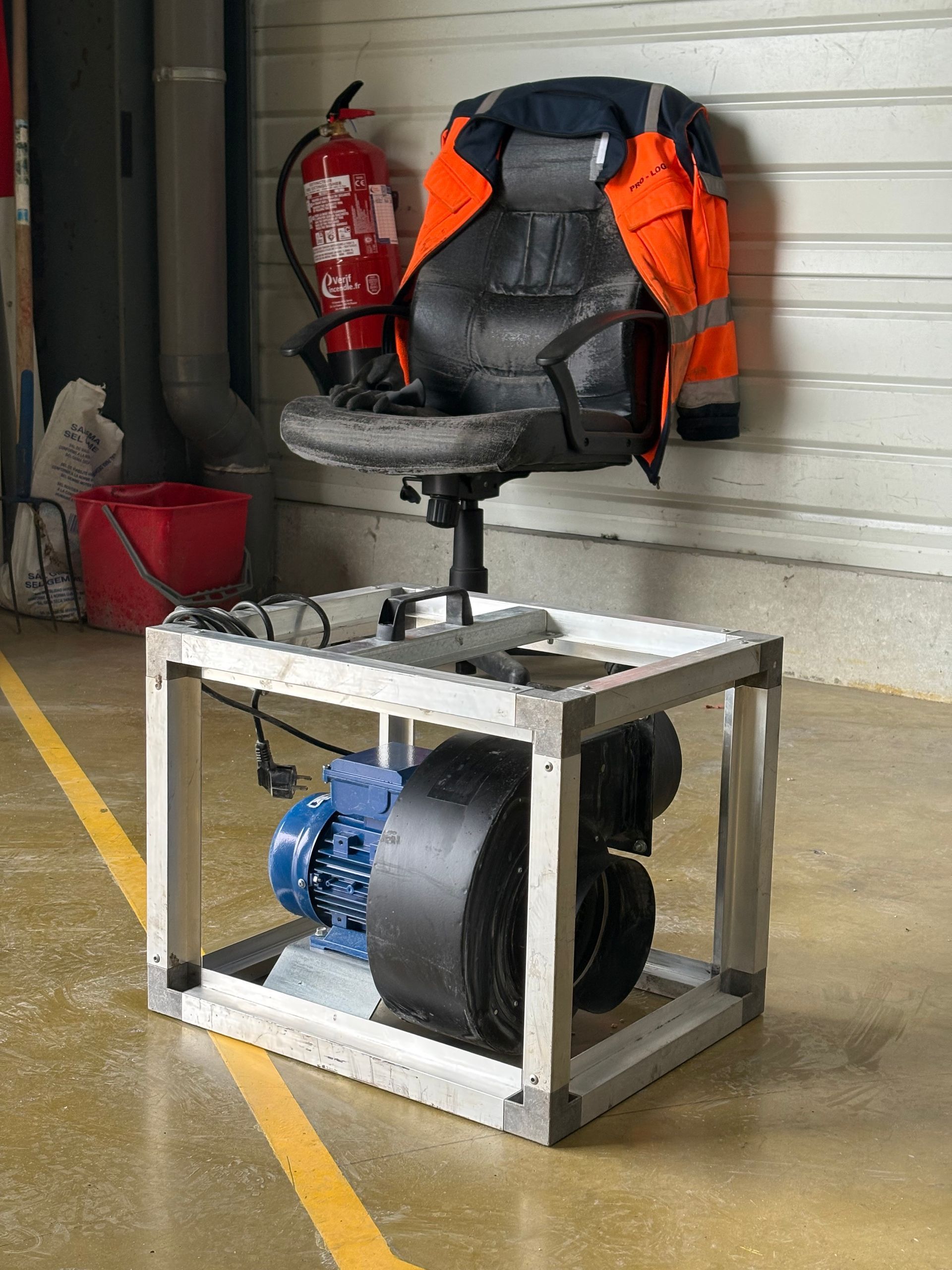 Un ventilateur extracteur centrifuge portable dans un entrepôt.