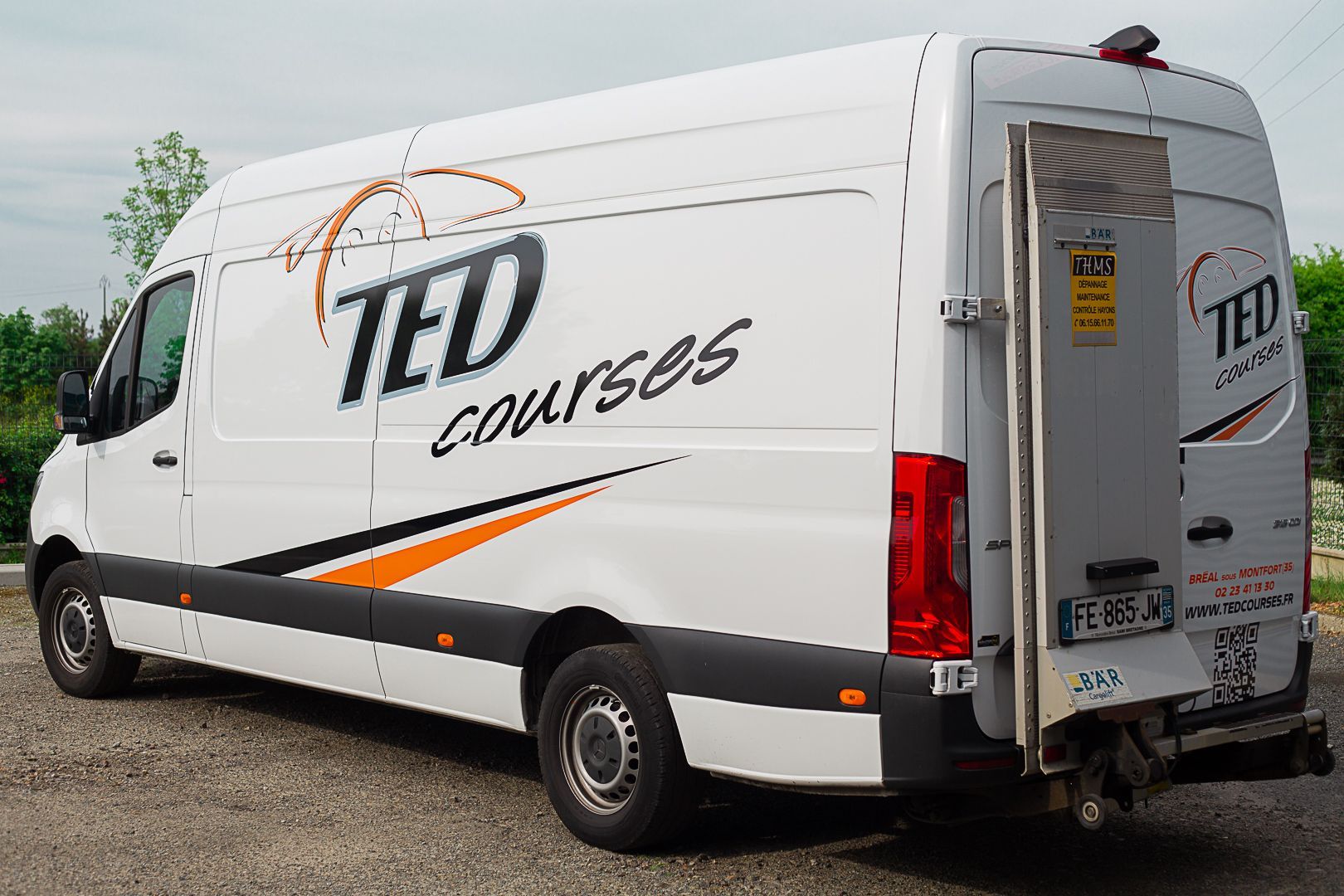 Camionnette blanche de livraison des cours TED garée à l'extérieu