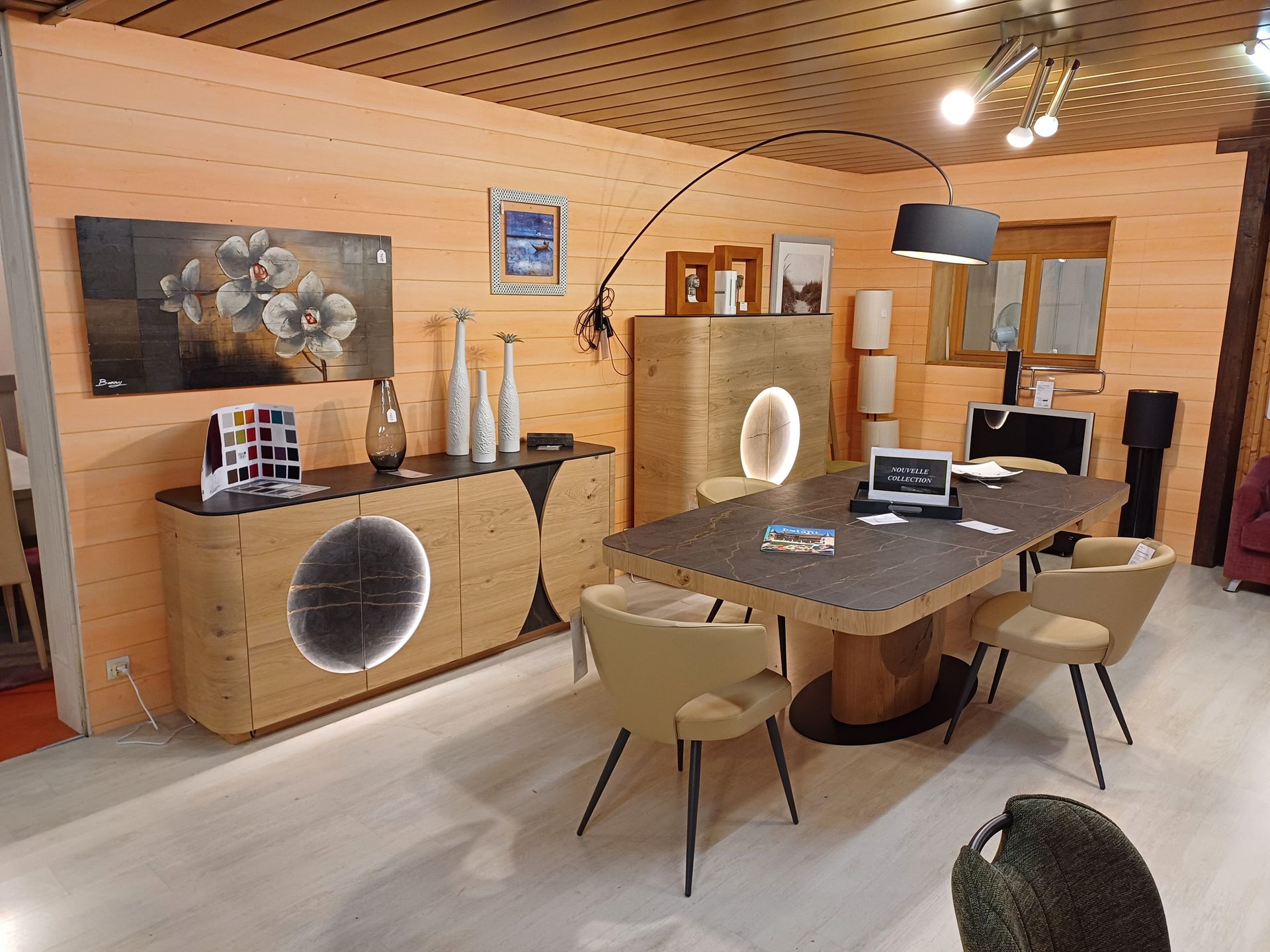 Salle à manger moderne avec mobilier en bois et éclairage décoratif.