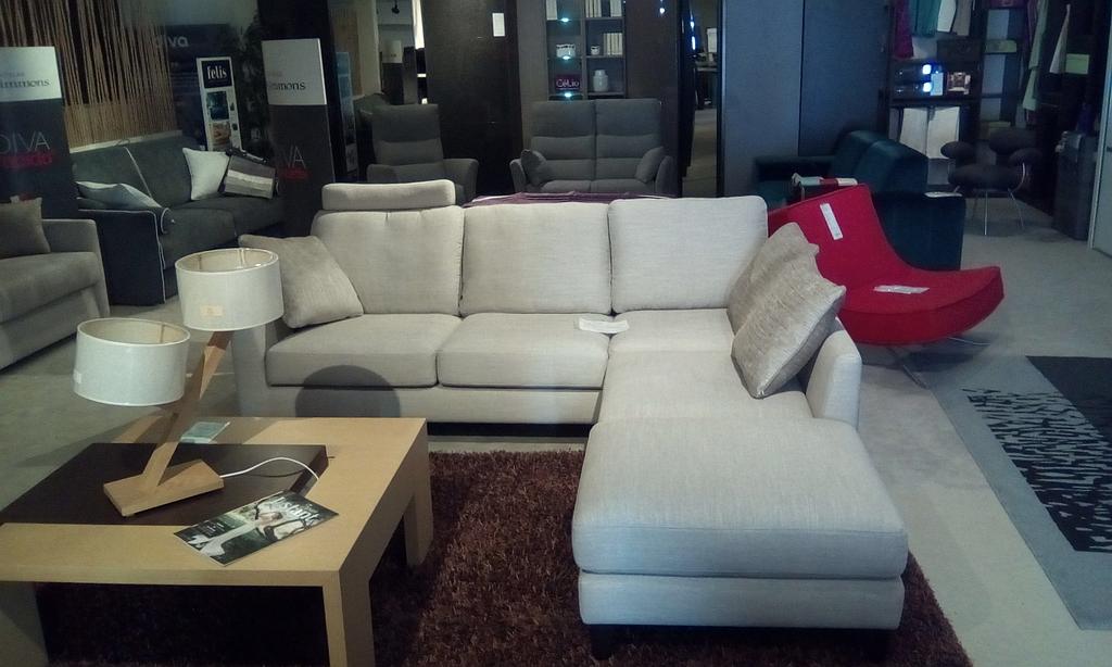 canapé angle gris avec une partie méridienne