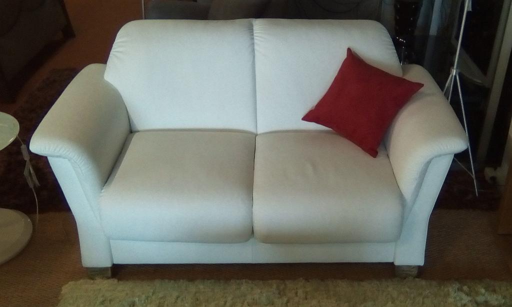 Canapé blanc deux place avec coussin rouge