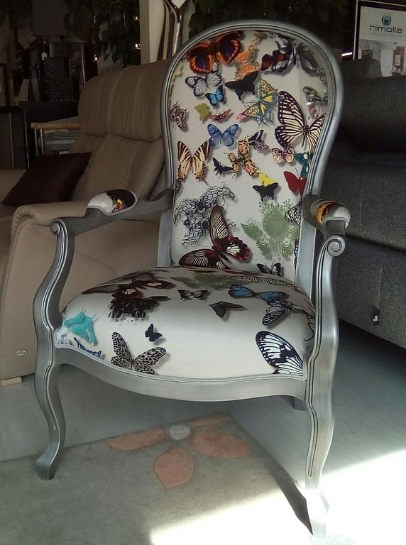Chaise avec motif papillon