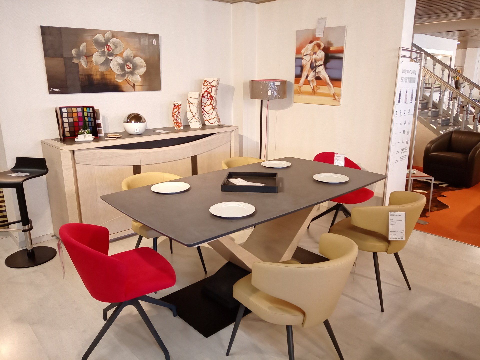 Salle à manger avec chaise beige et rouge