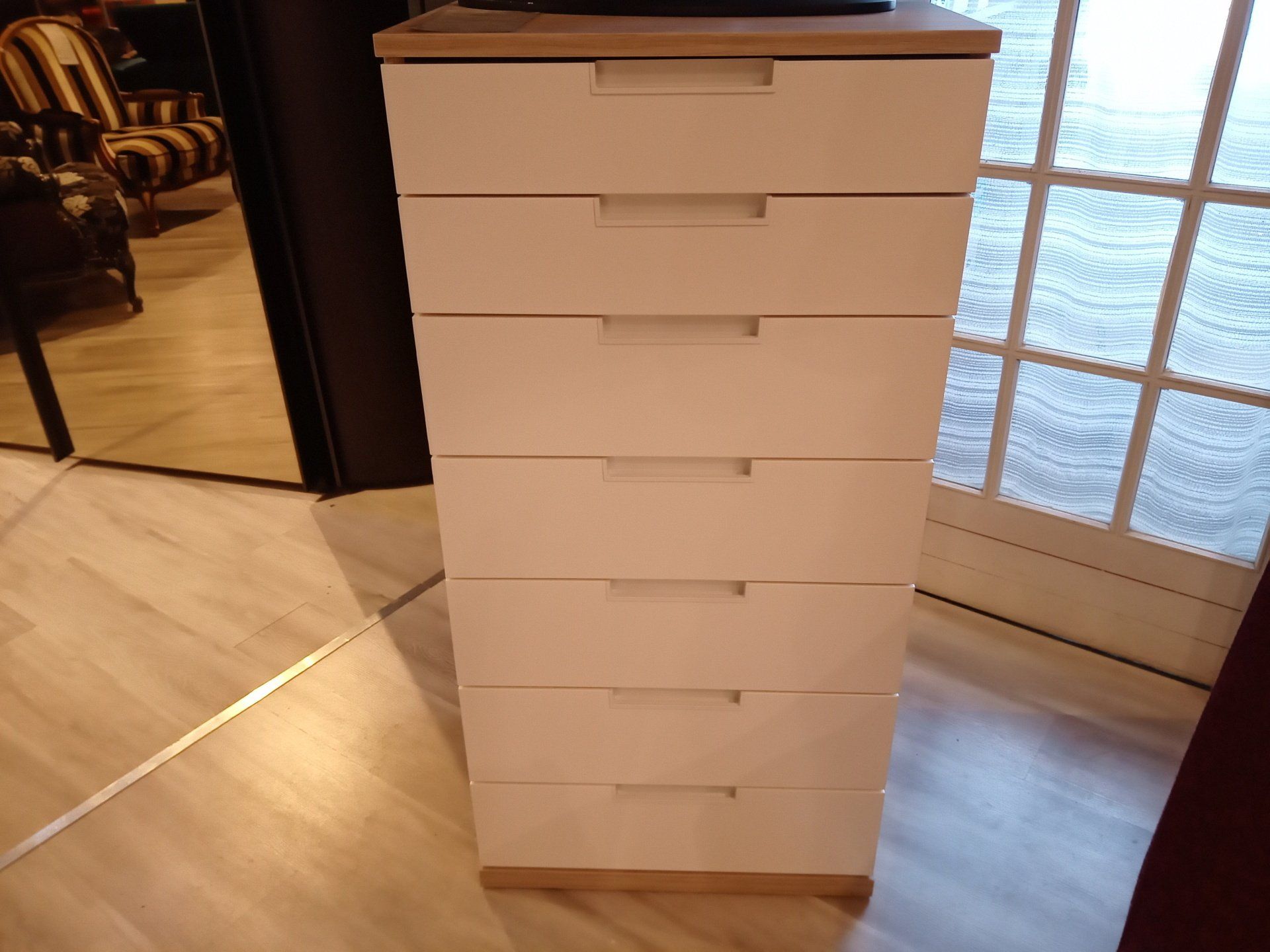 armoire verticale avec toroir