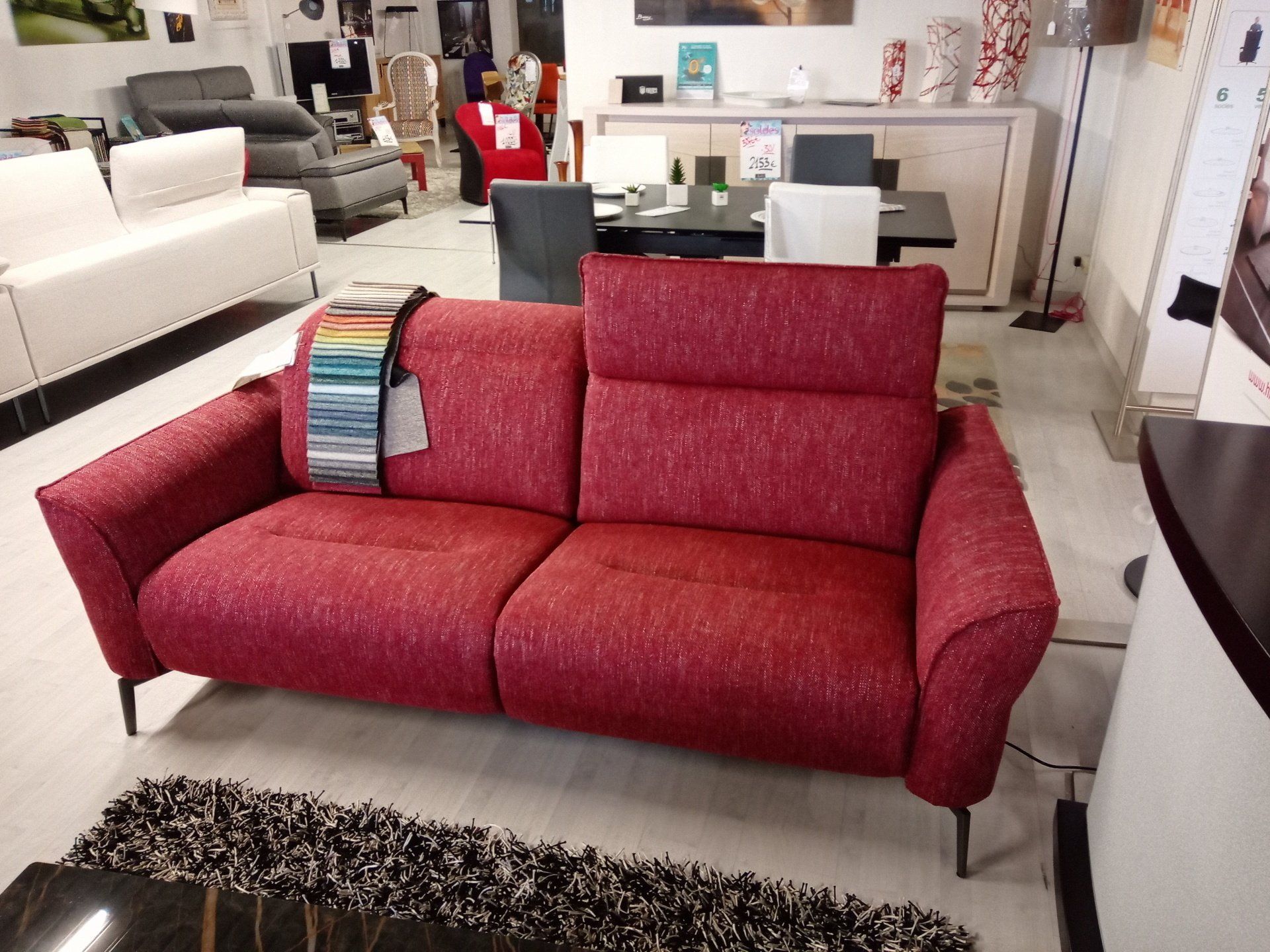 Canapé deux places rouge avec dossier pliables