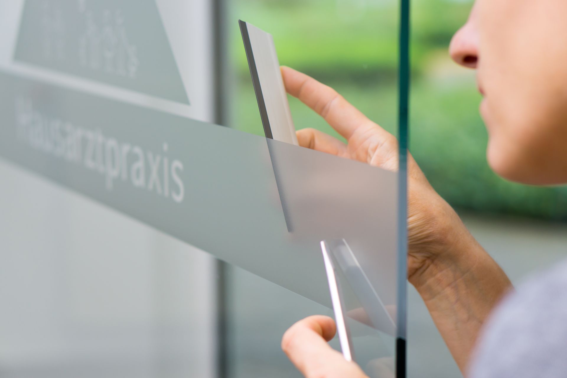 Eine Person bedient in einer Werkstatt Maschinen und biegt Metall.