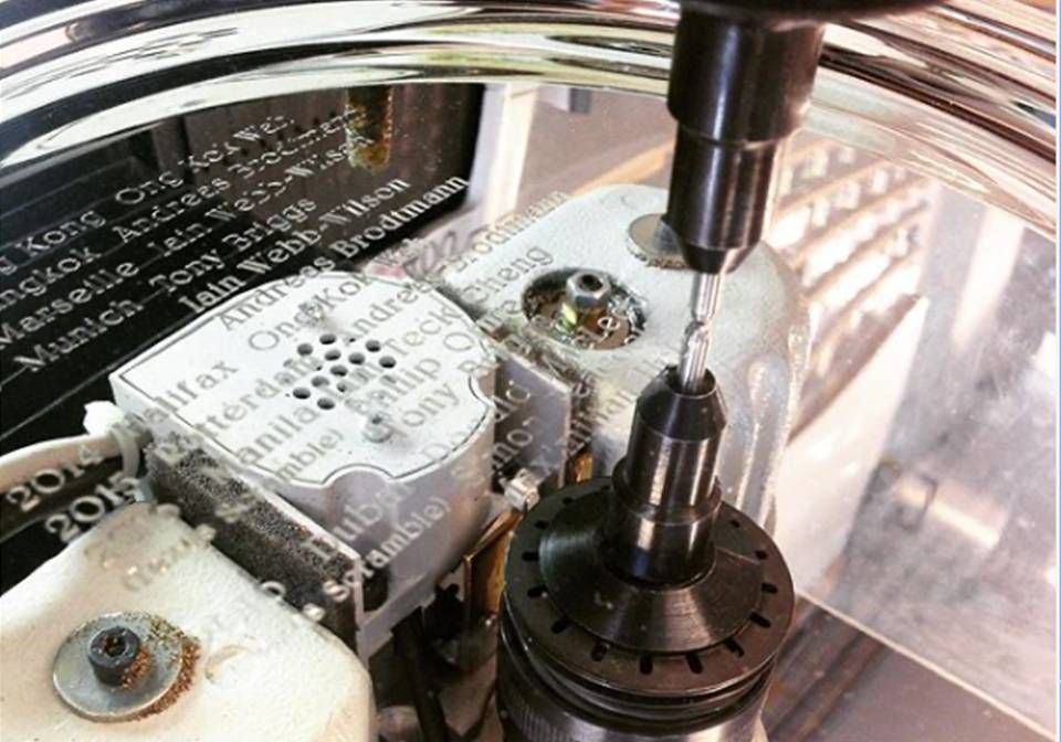 Nahaufnahme einer Maschine, die in eine Metalloberfläche bohrt.