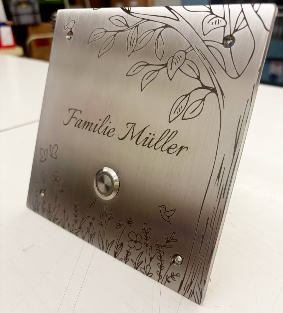 Goldene rechteckige Plakette mit der eingravierten Inschrift 