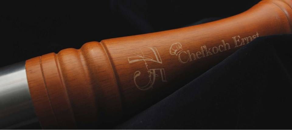 Nahaufnahme eines in braunes Leder gewickelten Gegenstands mit der Aufschrift „75“ und „Chefkoch Ernst“