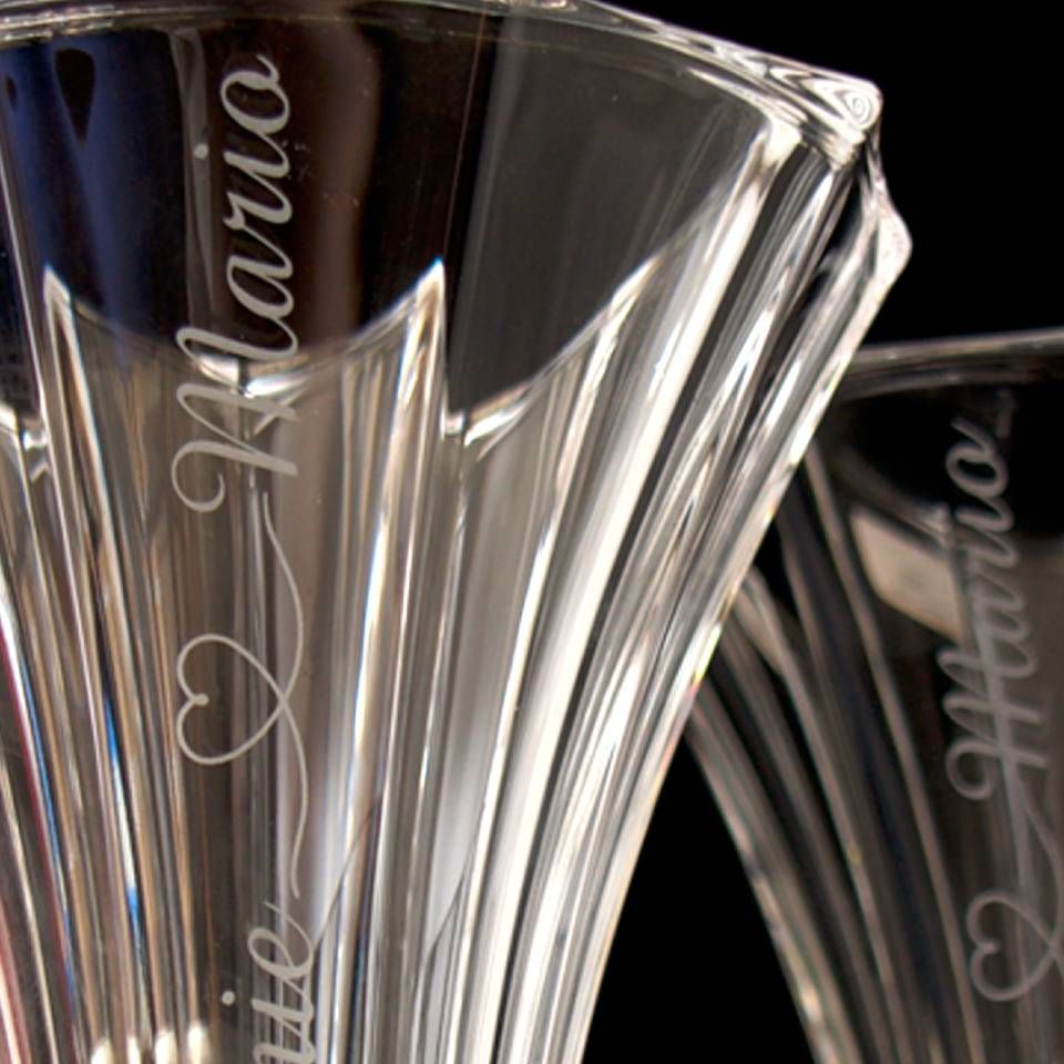 Zwei gravierte Kristall-Champagnerflöten mit den Namen „Marie“ und „Mario“ und einem Herz.