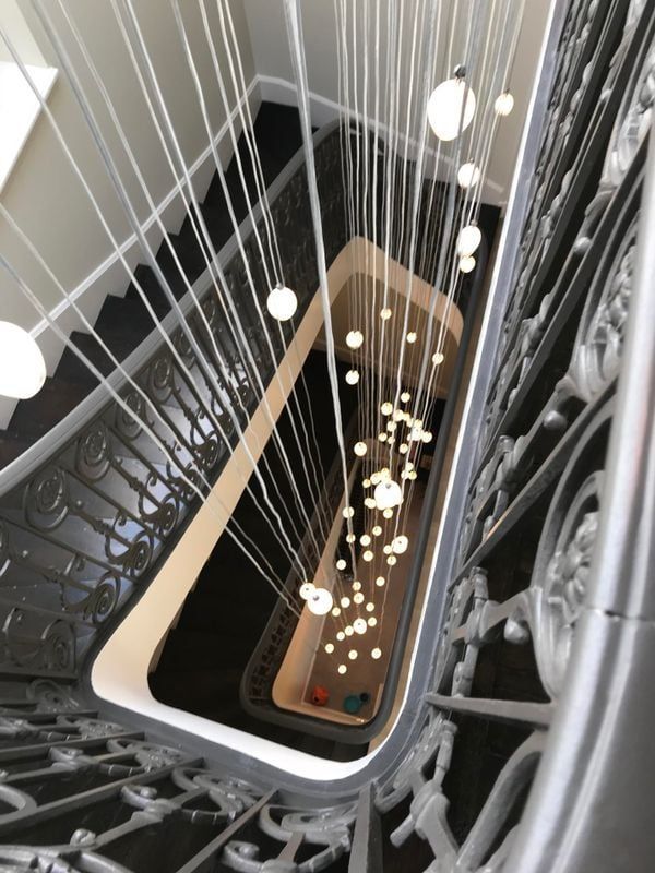 Des ampoules suspendues