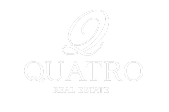 Logotipo de QUATRO Real Estate en gris claro sobre fondo blanco.