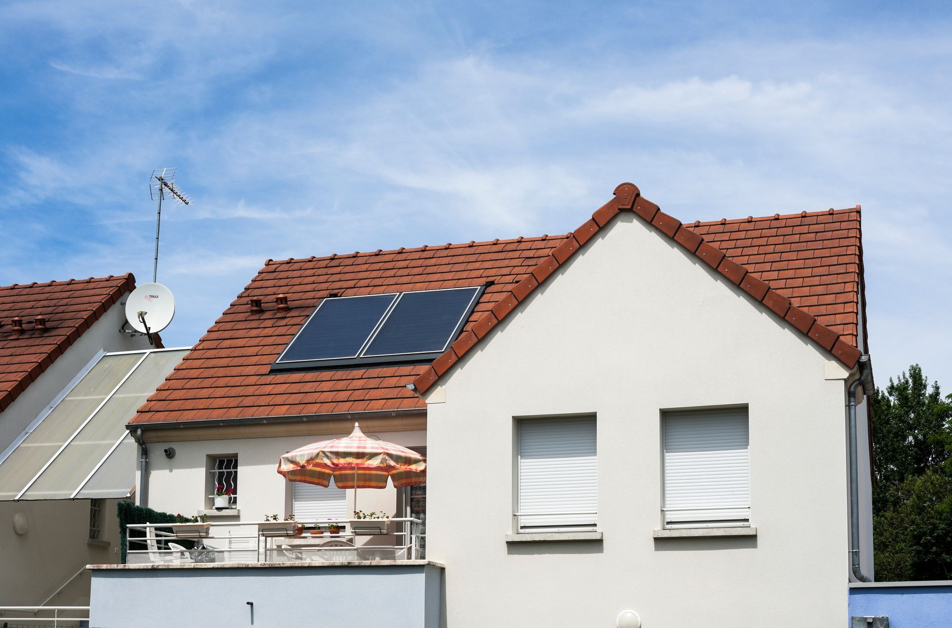 Travaux terminés d'une façade de maison blanche