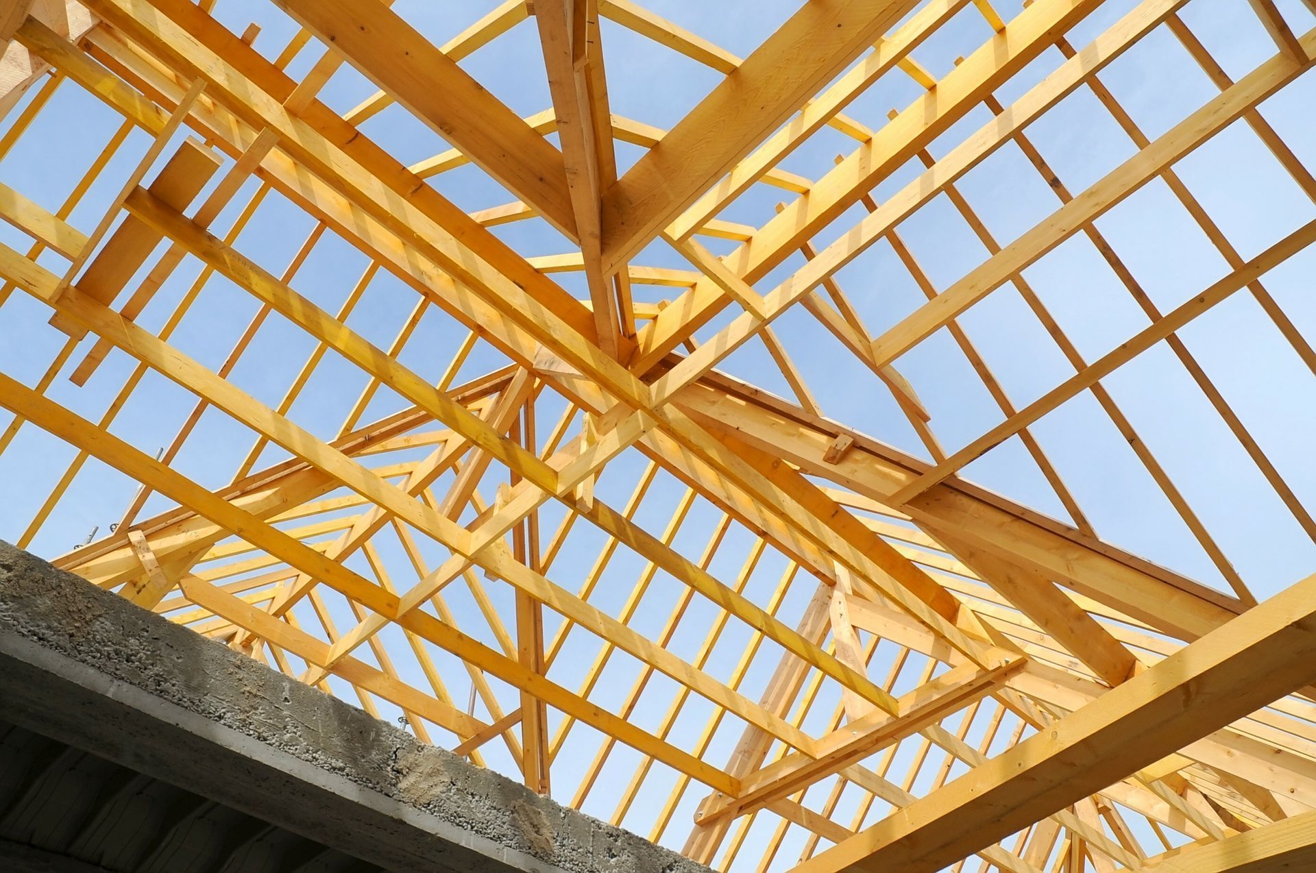 Photo d'éléments de charpente en bois vue d'en bas