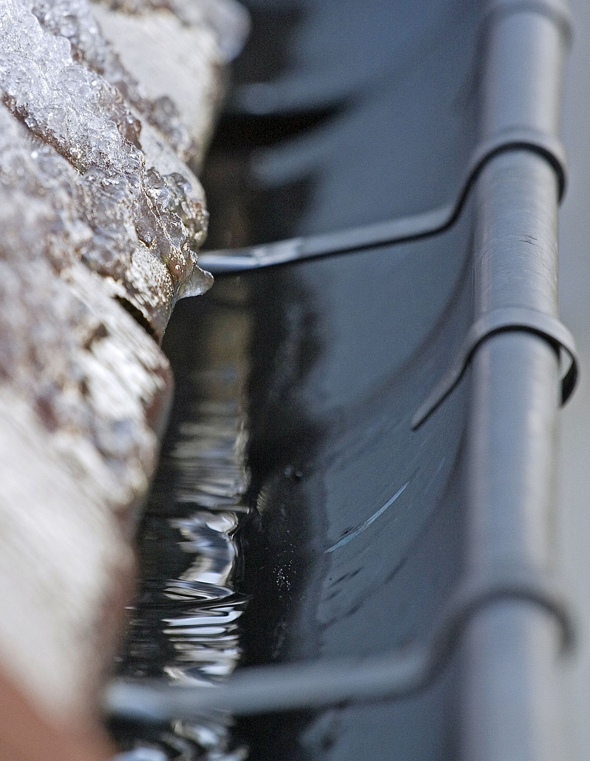 Gouttières remplies d'eau