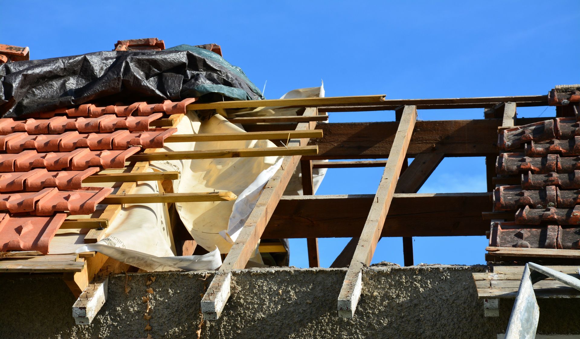 Toiture en travaux suite à des intempéries