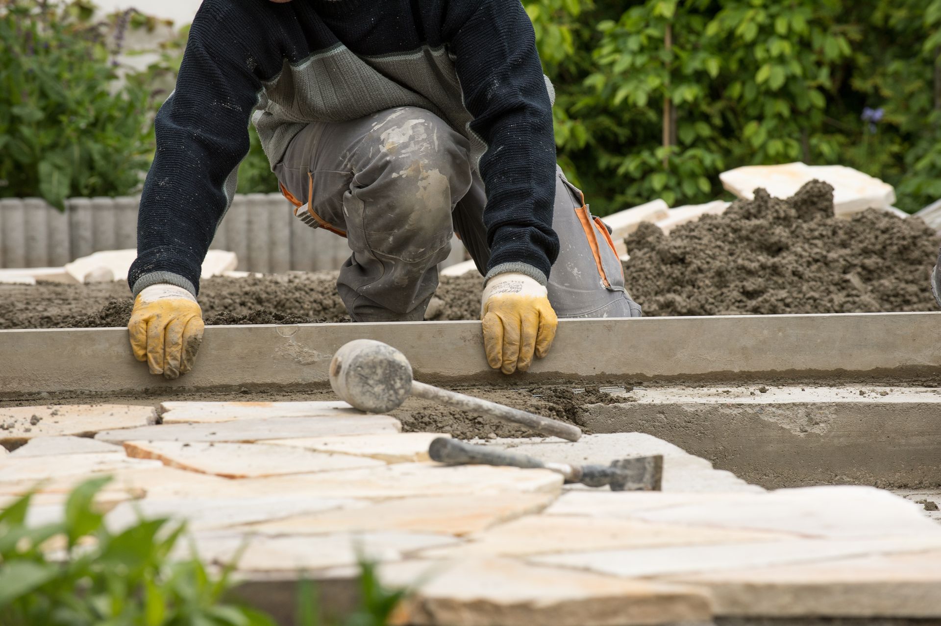 Un maçon construit une terrasse