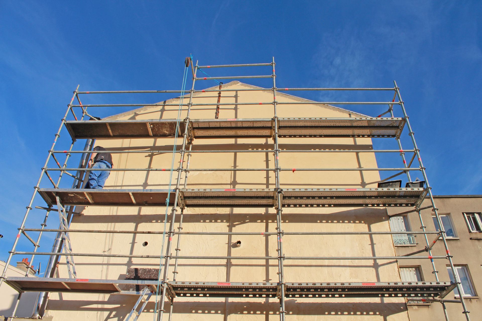 Façade d’une maison avec un échafaudage