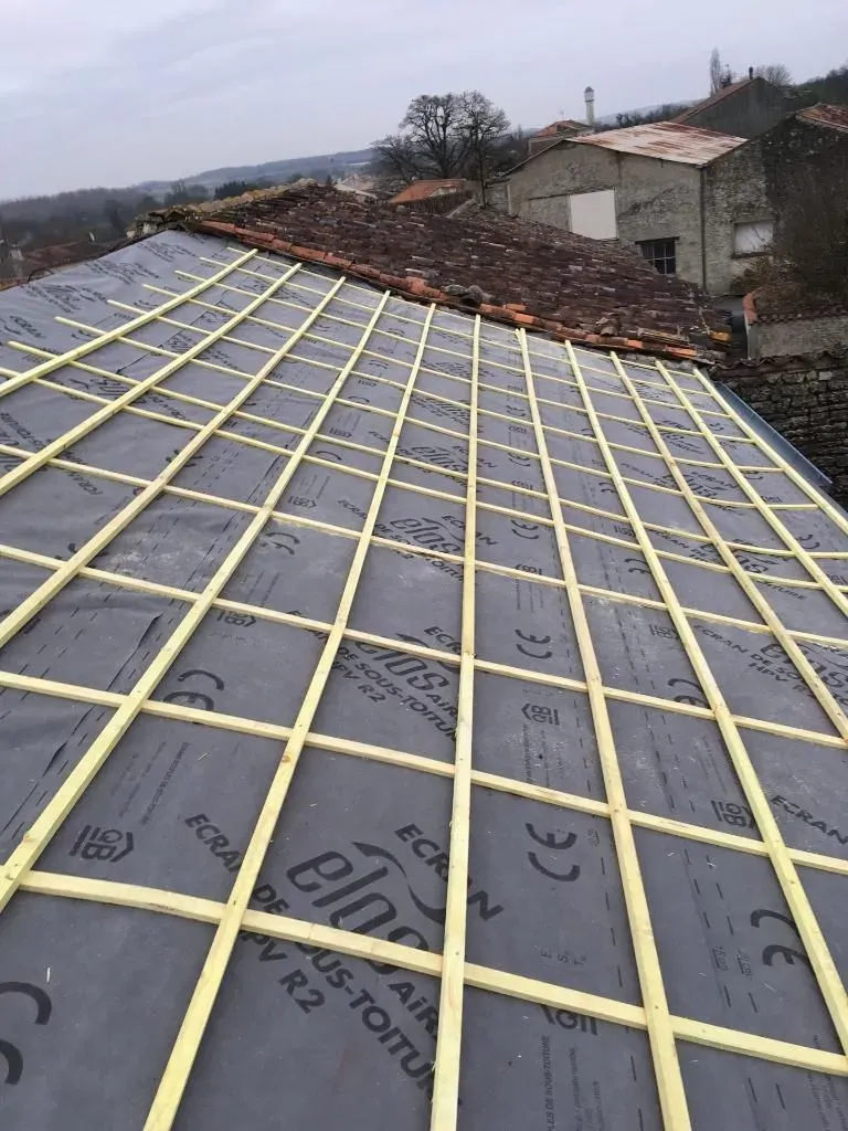 Liteaux sur écran sous toiture