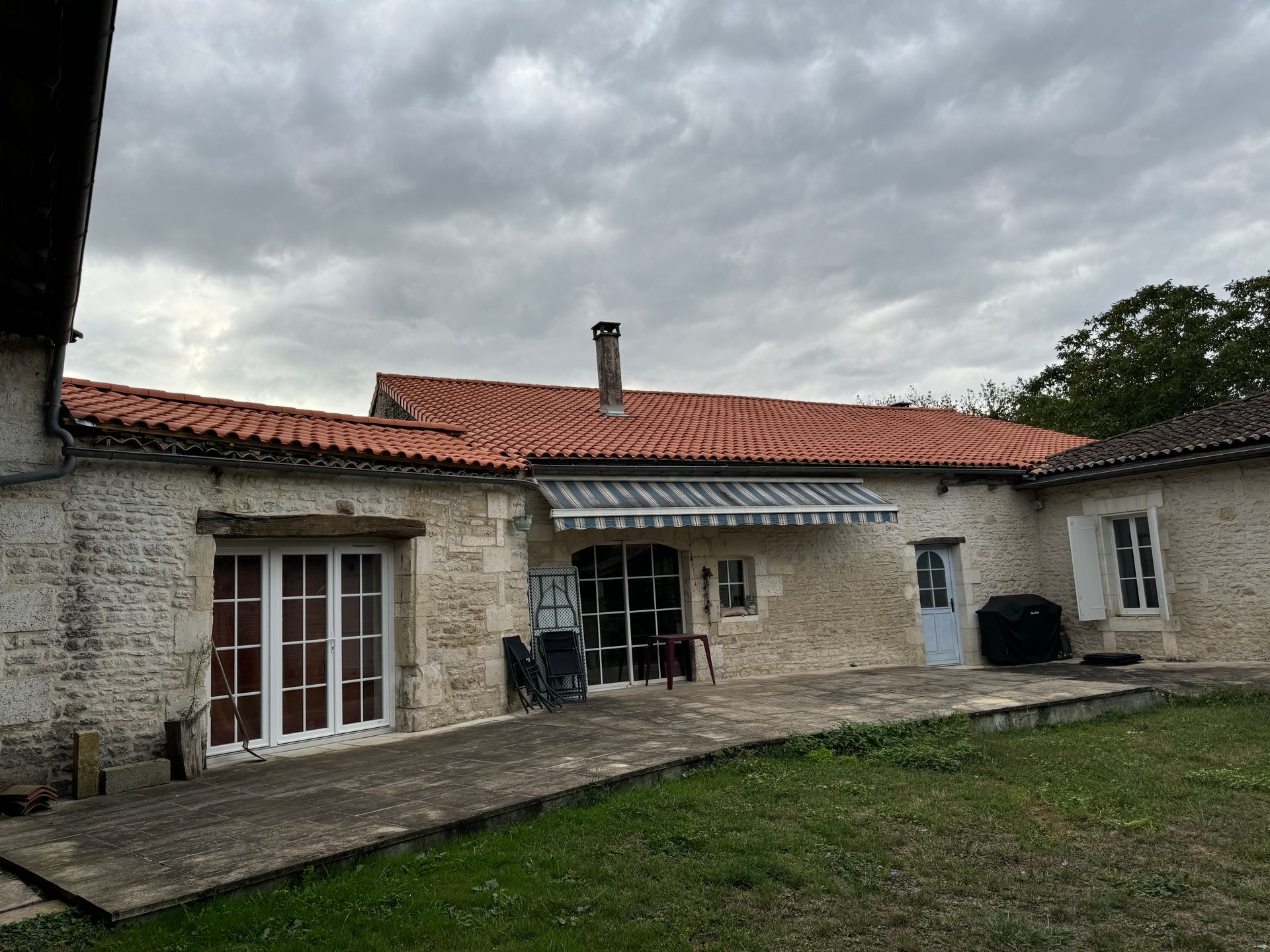 Maison en pierre après travaux de toiture