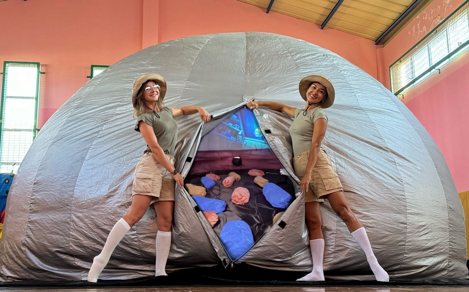 Dos mujeres están de pie delante de una gran cúpula.