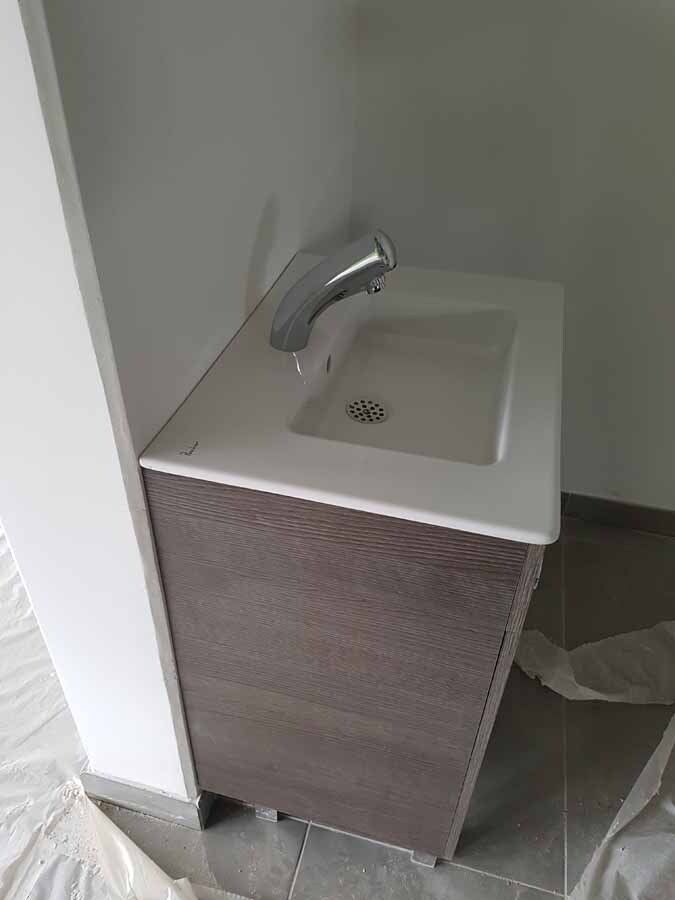 Petit lavabo dans salle de bain