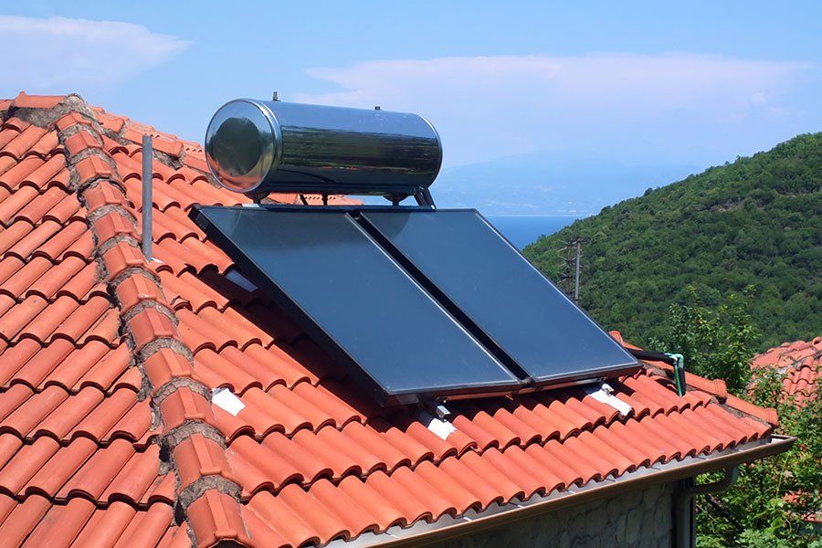 Panneaux solaires thermiques sur une toiture en tuiles