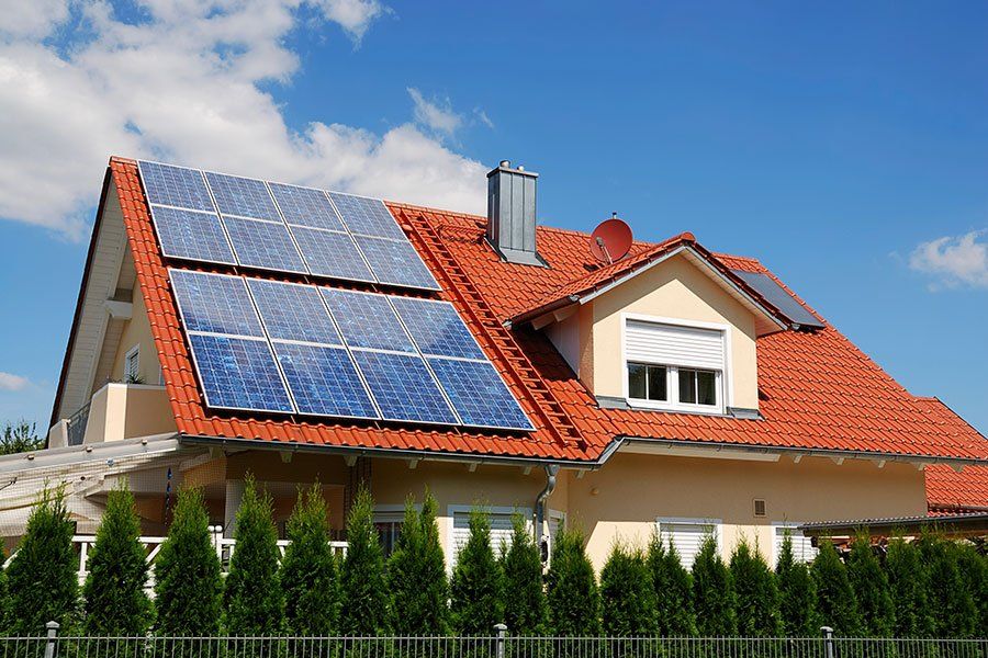 Seize panneaux photovoltaïque sur une toiture en tuiles