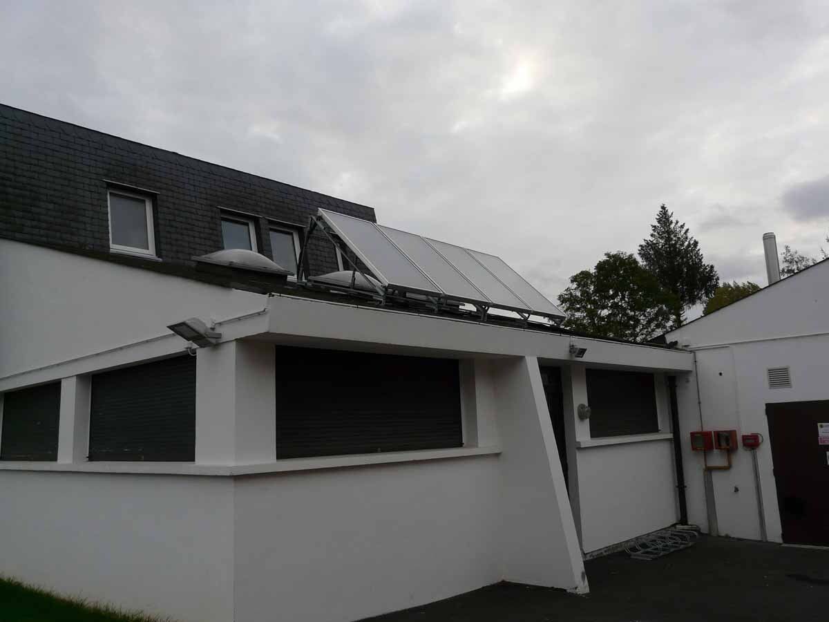 Panneaux photovoltaïques inclinés sur le toit d'un bâtiment