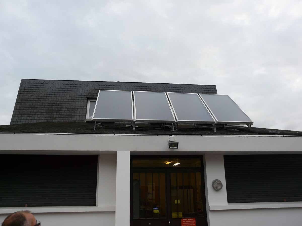 Panneaux photovoltaïques sur un toit de maison