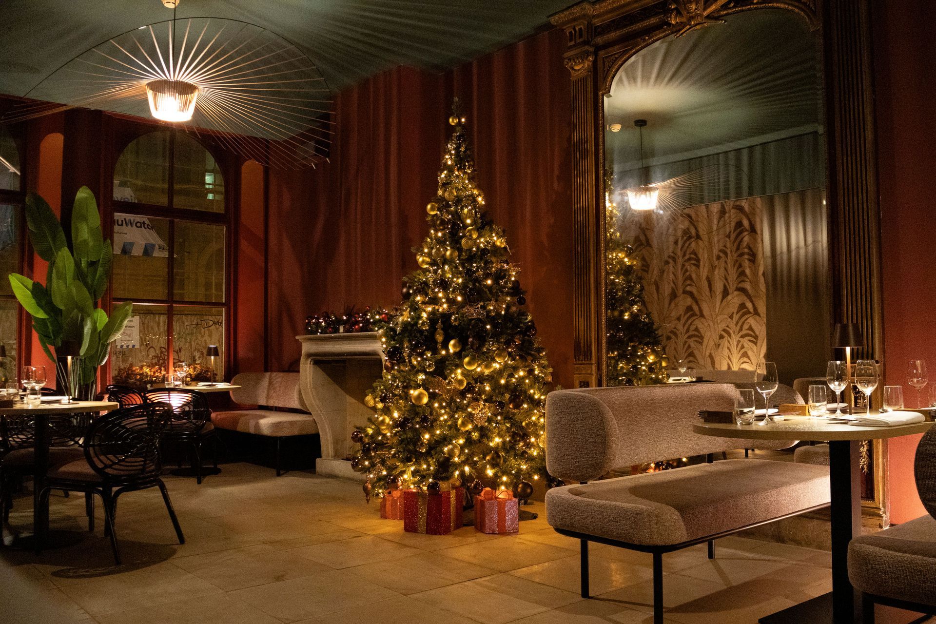 Suite hotelkamer in Hotel Halbert met 2 stoelen op de voorgrond