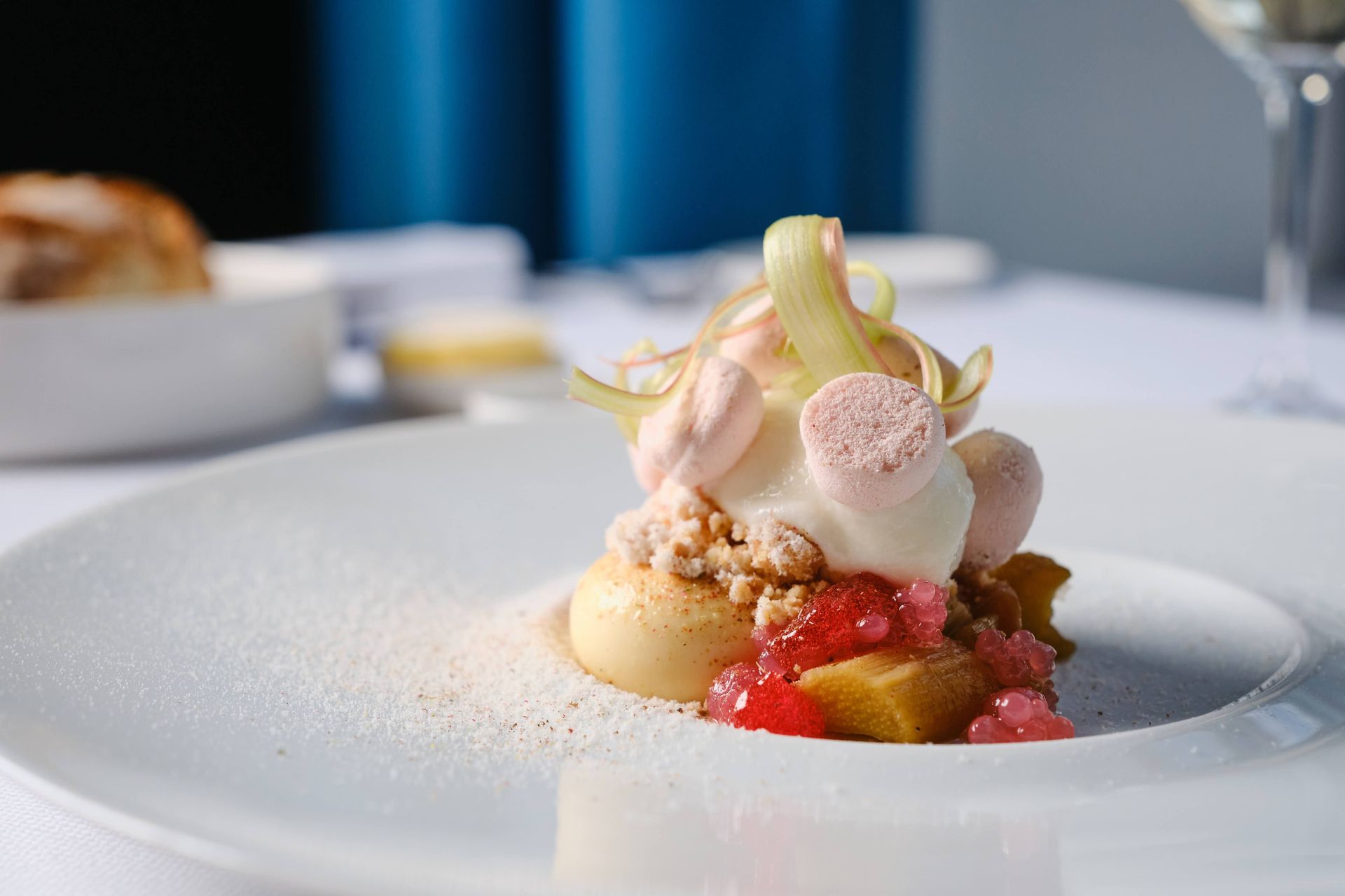 Een wit bord met daarop een dessert op tafel.