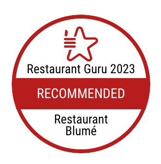 Een rood-witte sticker met de tekst 'aanbevolen door restaurantgoeroe'