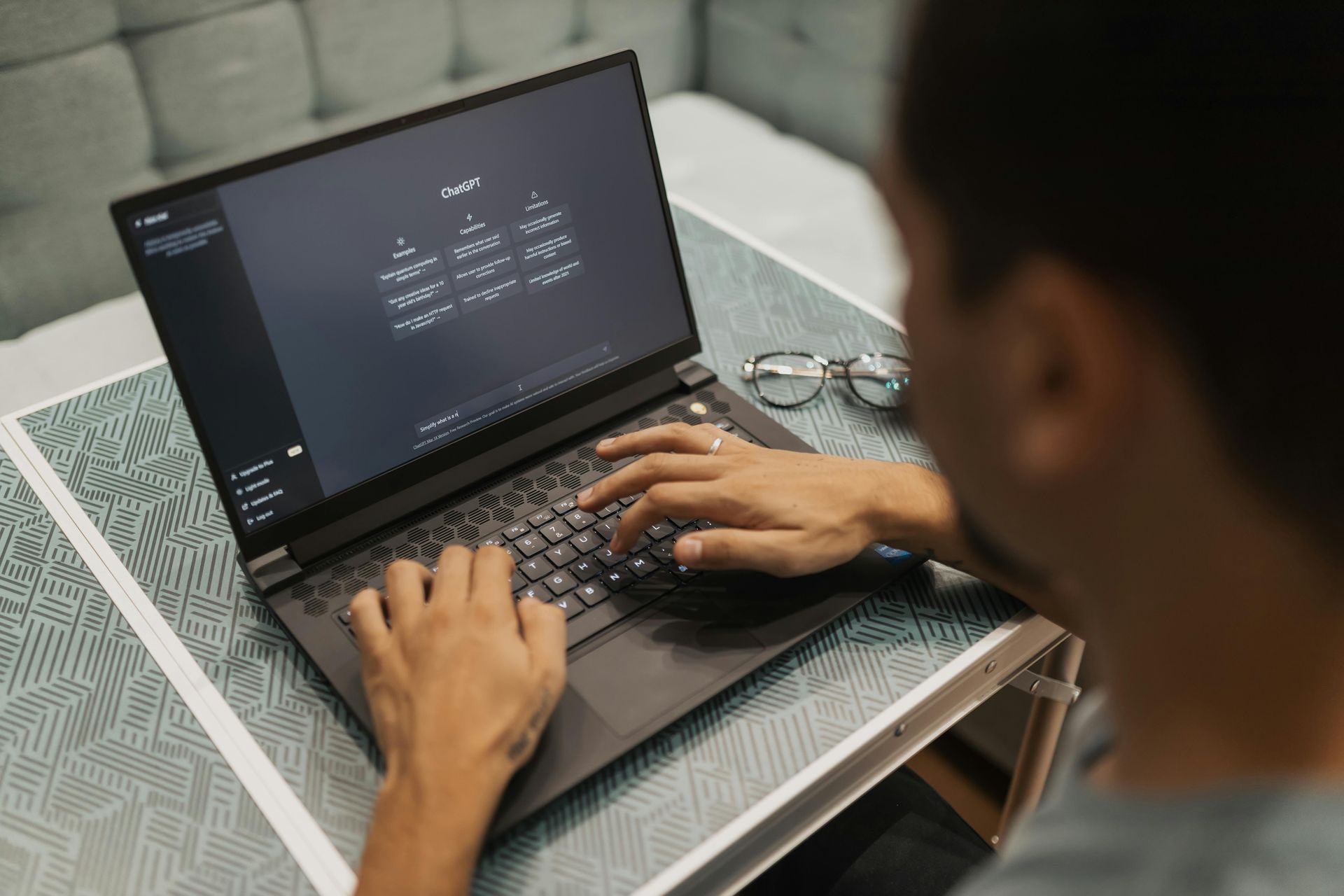 Persona escribiendo en un portatil y usando la IA para trabajarn automatizaciones
