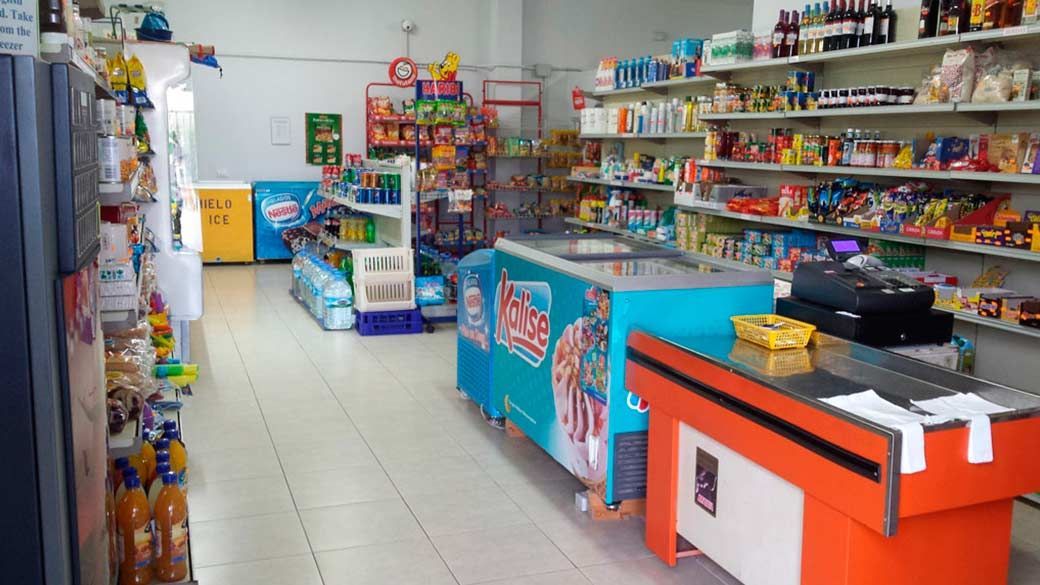 Una tienda de comestibles llena de comida y helados.