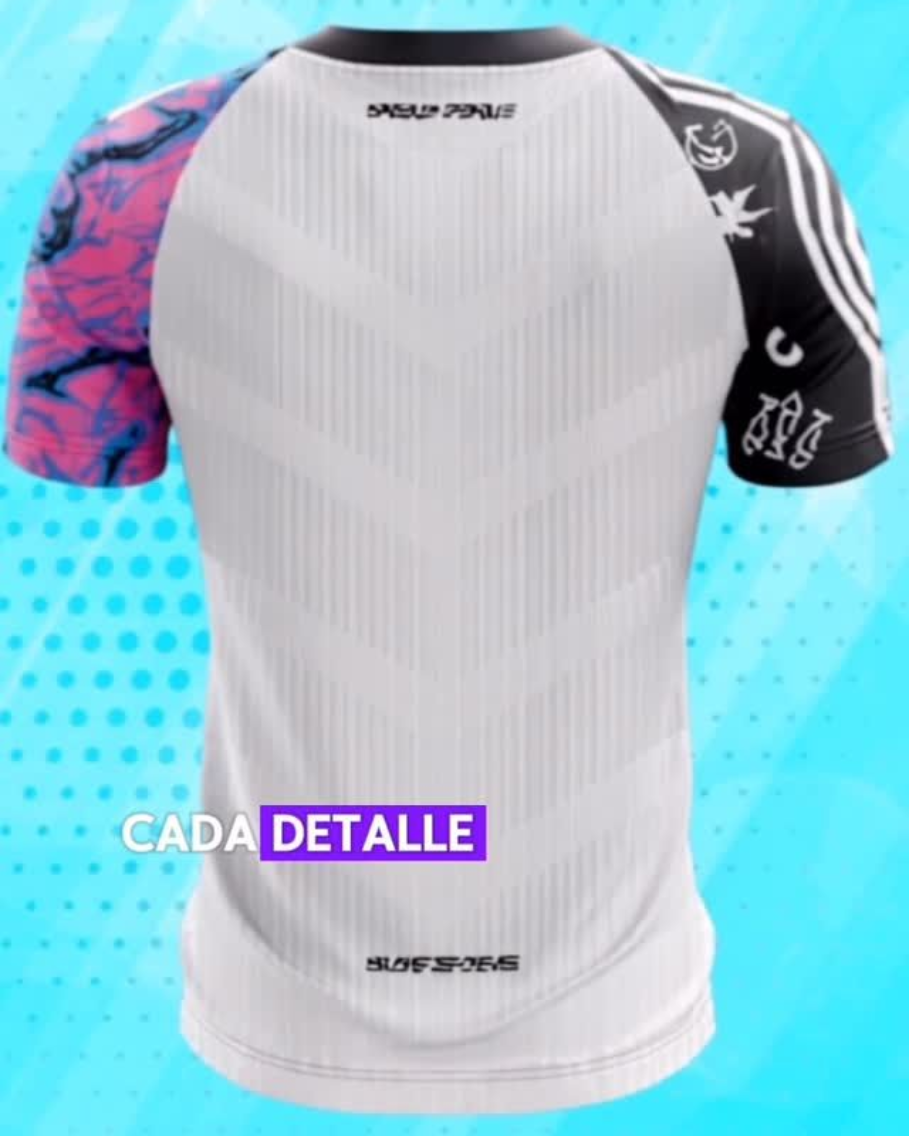 Parte trasera de una camiseta blanca con una manga estampada en rosa y azul y una manga negra con rayas e iconos blancos.